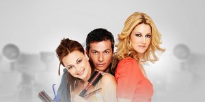 Η Σοφία Φαραζή κρατάει βούρτσες και ποζάρει στην αγκαλιά του Μάριου Αθανασίου
