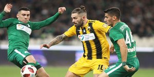 Ο Λιβάγια απέναντι σε παίκτες του Παναθηναϊκού