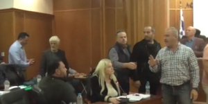 Μέλος του Δ.Σ. Λουτρακίου μιλάει σε δημότη