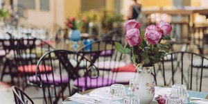 Τραπέζα στο Tazza all-day Bistro & Wine bar στην οδό Πετράκη