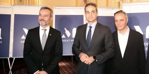 Κ. Ζέρβας, Κυριάκος Μητσοτάκης και Στηβ Βρανάκης στην παρουσίαση του σήματος 