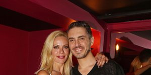 Ζέτα Μακρυπούλια Μιχάλης Χατζηγιάννης σε κόκκινο φόντο
