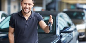 Άνδρας χαρούμενος αγορά νέου αυτοκινήτου