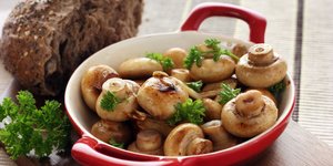 Μανιτάρια με μυρωδικά σε κόκκινο σκεύος