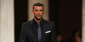 Μάνος Πανταζής στην πασαρέλα με μαύρα