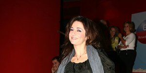 Η Μαρία Λεκάκη με τζιν και μαύρο τοπ ποζάρει στις σκάλες 