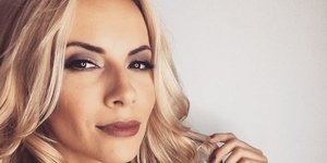 Η Μαρία - Λουίζα Βούρου πριν βάψει τα μαλλιά της ροζ