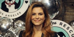 Η Μαρία Μενούνος με σακάκι και κόκκινα μαλλιά 