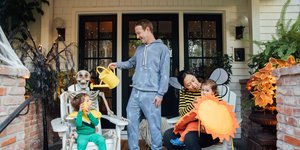 Ο Μαρκ Ζούκεμπεργκ στην αυλή του σπιτιού του με την σύζυγό του και τις κόρες του