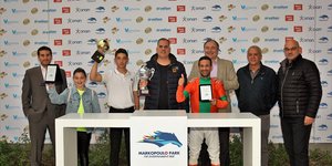 Από αριστερά, ο Project Manager της Ιπποδρομίες Α.Ε., Βύρωνας Κακλόπουλος, τα παιδιά του προπονητή Χρήστου Σταύρου, Χριστιάννα και Άγγελος, ο ιδιοκτήτης Μάριος Κουτσομύτης, ο αναβάτης Μιχάλης Ξυνός, ο Διευθυντής Οικονομικών της Ιπποδρομίες Α.Ε. Γιώργος Σκούρας, ο Αναπληρωτής Γενικός Διευθυντής της ΦΕΕ, Νίκος Αρβανίτης, ο Racing Manager της Ιπποδρομίες Α.Ε., Κώστας Λουκόπουλος