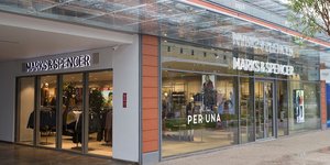Η βιτρίνα του νέου καταστήματος Marks & Spencer στο Smart Park