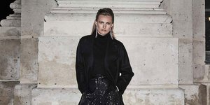 Γυναίκα με μαύρα ρούχα ποζάρει