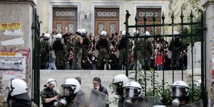 ΜΑΤ στην είσοδο της ΑΣΟΕΕ
