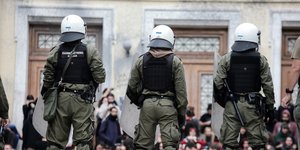 Τα ΜΑΤ στην ΑΣΟΕΕ μπροστά από φοιτητές