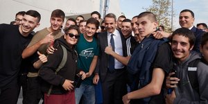 Η αναμνηστική φωτογραφία του Κυριάκου Μητσοτάκη με τους μαθητές