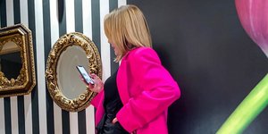 Τατιάνα Στεφανίδου με μαύρο ροζ σύνολο