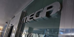 Το σήμα του MEGA έξω από τα γραφεία του καναλιού στη Μεσογείων