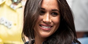 Η Μέγκαν Μαρκλ χαμογελά στο φακό 