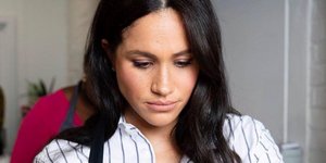 Η Μέγκαν Μαρκλ με ριγέ πουκάμισο και ποδιά σε ζαχαροπλαστείο