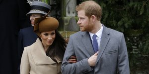 Μέγκαν Μαρκλ και πρίγκιπας Χάρι περπατούν στο παλάτι