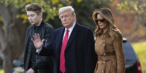 Ο Μπάρον Τραμπ δίπλα στους γονείς του έξω από τον Λευκό Οίκο