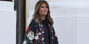 Η Μελάνια Τραμπ με πολύχρωμο παλτό