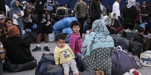 Πρόσφυγες και μετανάστες στο λιμάνι του Πειραιά