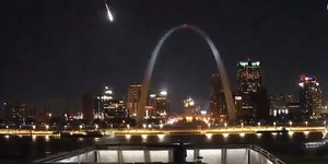 Μετεωρίτης πάνω από πόλη