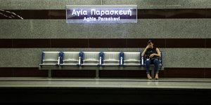 Επιβάτης περιμένει συρμό του Μετρό