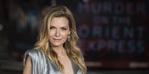 Η Μισέλ Φάιφερ με ασημί φόρεμα