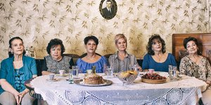 γυναίκες σε τραπέζι 