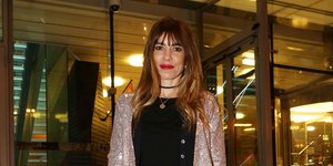 Η Μυρτώ Αλικάκη με μαύρα ρούχα σε σκάλες