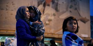 Μητέρα μετανάστρια με παιδί στην αγκαλιά της