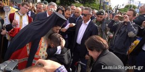Λαμία: Ο νέος μητροπολίτης Φθιώτιδας Συμεών φίλησε το χέρι νεαρού σε αναπηρικό αμαξίδιο -Συγκινητικό βίντεο