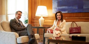 Μητσοτάκης και Αγγελοπούλου ποζάρουν καθιστοί