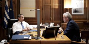 Ο Κυριάκος Μητσοτάκης με τον δημοσιογράφο της ιταλικής εφημερίδας/Φωτογραφία Γραφείο Τύπου πρωθυπουργού