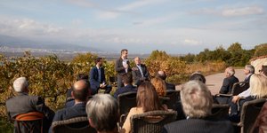 Ο Κυριάκος Μητσοτάκης με οινοπαραγωγούς στην Ημαθία