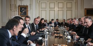 Ο Κυριάκος Μητσοτάκης συνομιλεί στο υπουργικό συμβούλιο