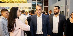 Ο Κυριάκος Μητσοτάκης φτάνει σε συνέδριο με κόσμο να τον υποδέχεται