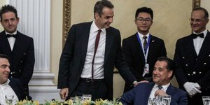 Χαμόγελα μεταξύ Αλ. Τσίπρα (αριστερά) Κυριάκου Μητσοτάκη (μέση) και Αδωνι Γεωργιάδη (δεξιά) 