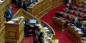 Ο Κυριάκος Μητσουτάκης απαντάει σε ερωτήσεις στη Βουλή
