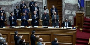 Ο Κυριάκος Μητσοτάκης χειροκροτείτε από βουλευτές