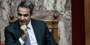 O Κυριάκος Μητσοτάκης καθιστός σε έδρανο της Βουλής