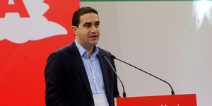 Ο Μιχάλης Κατρίνης δίνει ομιλία