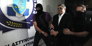Ο Νίκος ΜΙχαλολιάκος κατά τη διάρκεια της σύλληψής του από την ΕΛ.ΑΣ.
