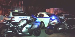 Μηχανές μπροστά από περιπολικό
