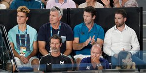 Ο Πάτρικ Μουράτογλου με την οικογένεια του Τσιτσιπά σε μπουθ γηπέδου