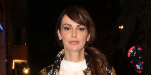 Η Μπέττυ Μαγγίρα με παλτό και αλογοουρά