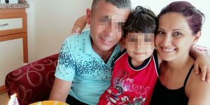 Ο κατηγορούμενος με την σύζυγο και το παιδί τους