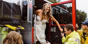 Νύφη με νυφικό κατεβαίνει από πυροσβεστικό όχημα